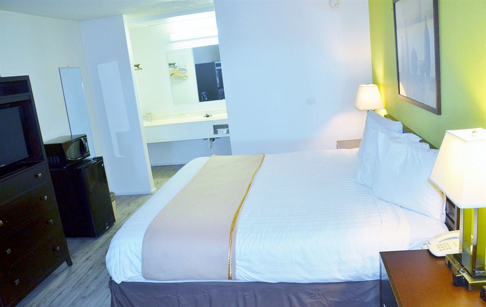 Travelodge By Wyndham Lincoln Northeast Exterior foto